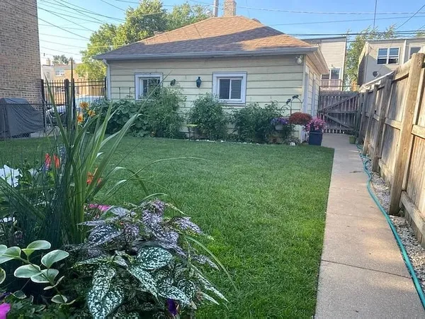 $1,950 | 5354 West Byron Street, Unit 2, Chicago, IL 60641