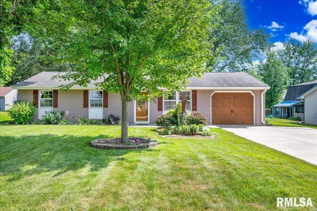 $270,000 | 303 West 3rd Avenue, Deer Creek, IL 61733