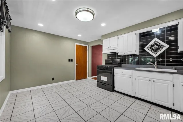 $270,000 | 303 West 3rd Avenue, Deer Creek, IL 61733