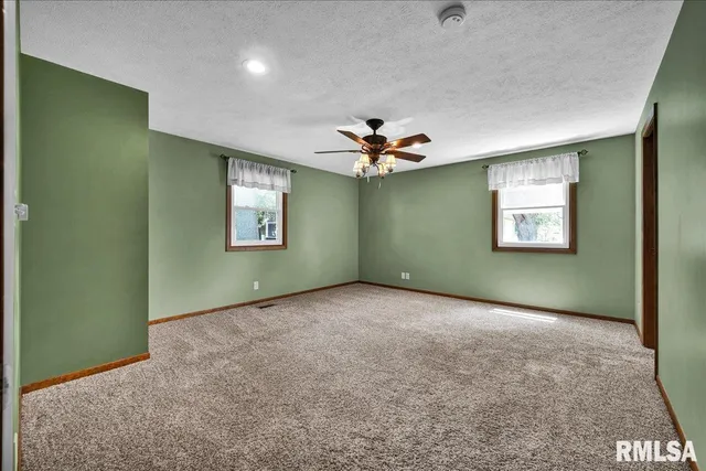 $270,000 | 303 West 3rd Avenue, Deer Creek, IL 61733