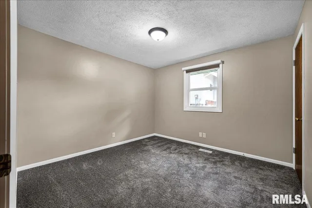 $270,000 | 303 West 3rd Avenue, Deer Creek, IL 61733