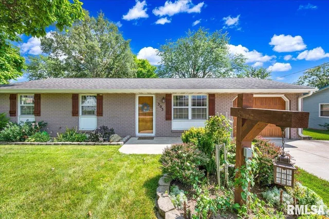 $270,000 | 303 West 3rd Avenue, Deer Creek, IL 61733