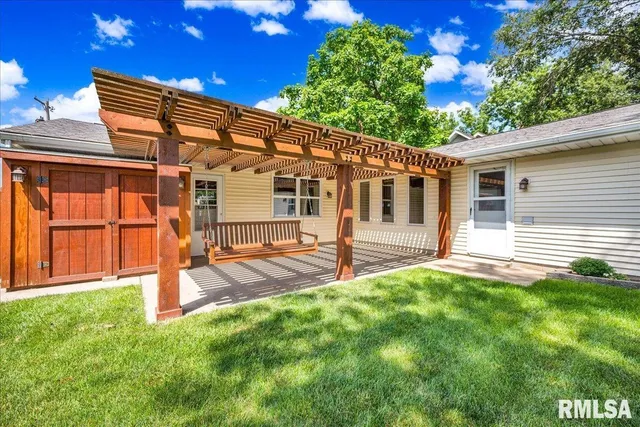 $270,000 | 303 West 3rd Avenue, Deer Creek, IL 61733