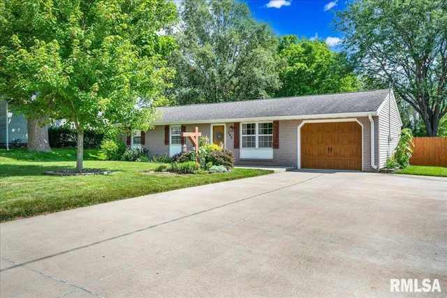 $270,000 | 303 West 3rd Avenue, Deer Creek, IL 61733