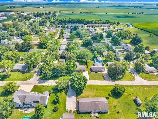 $270,000 | 303 West 3rd Avenue, Deer Creek, IL 61733