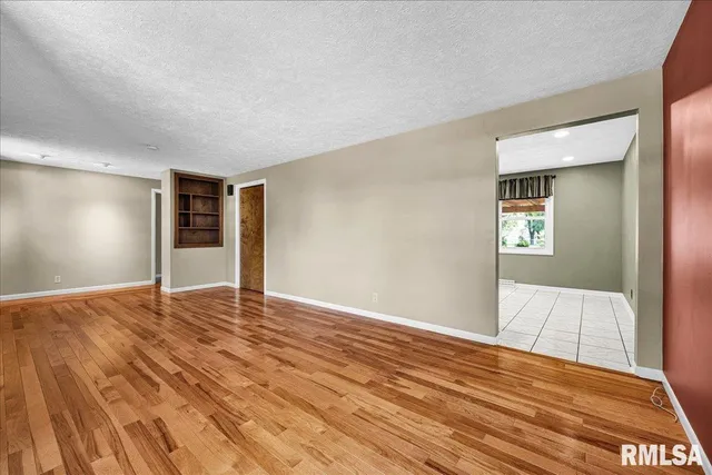 $270,000 | 303 West 3rd Avenue, Deer Creek, IL 61733