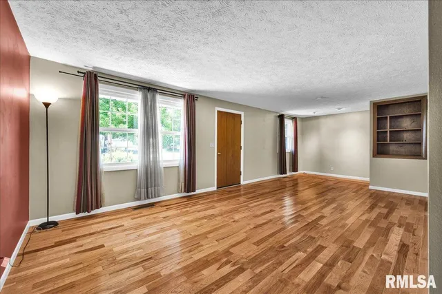 $270,000 | 303 West 3rd Avenue, Deer Creek, IL 61733