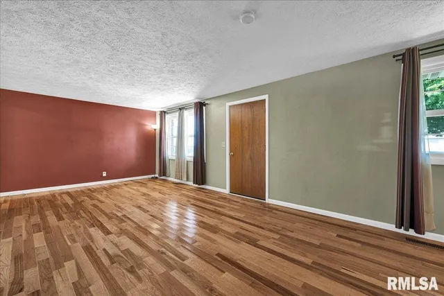 $270,000 | 303 West 3rd Avenue, Deer Creek, IL 61733