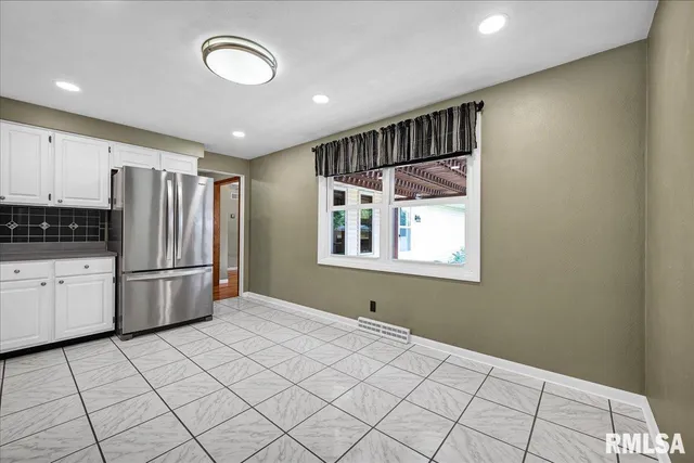 $270,000 | 303 West 3rd Avenue, Deer Creek, IL 61733