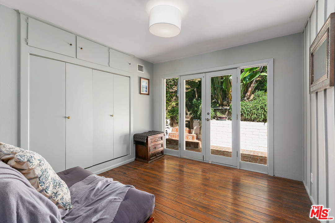 1600 Queens Road Los Angeles, CA 90069 - Photo 19 of 35 a view of a livingroom with furniture and wooden floor