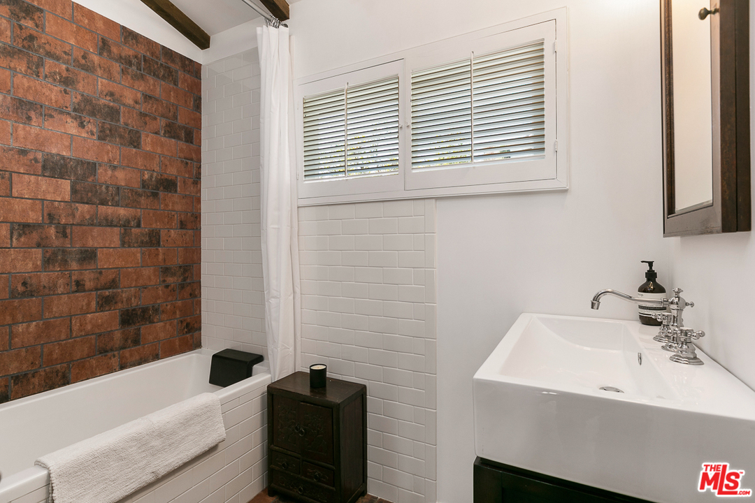 1600 Queens Road Los Angeles, CA 90069 - Photo 23 of 35 a bathroom with a bathtub and a sink