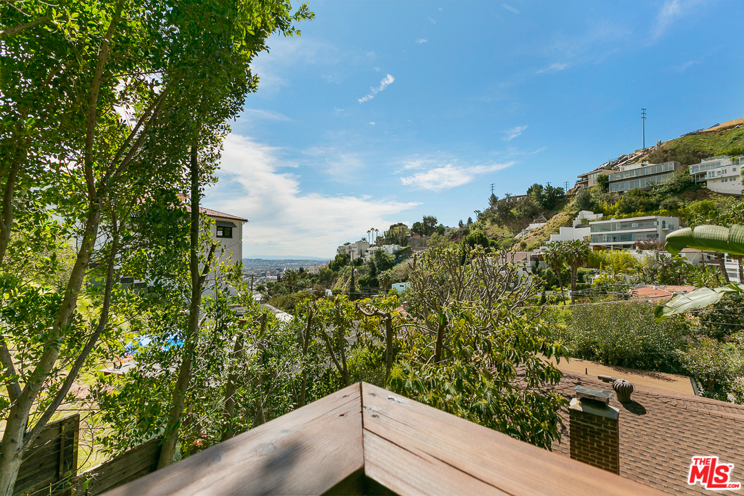 1600 Queens Road Los Angeles, CA 90069 - Photo 29 of 35 a view of a green field with plants