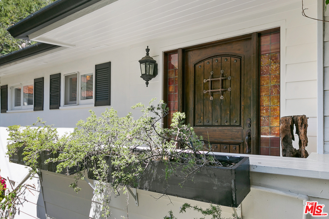 1600 Queens Road Los Angeles, CA 90069 - Photo 4 of 35 a front view of a house with garden