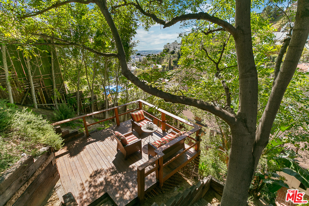1600 Queens Road Los Angeles, CA 90069 - Photo 32 of 35 a view of a yard in a balcony