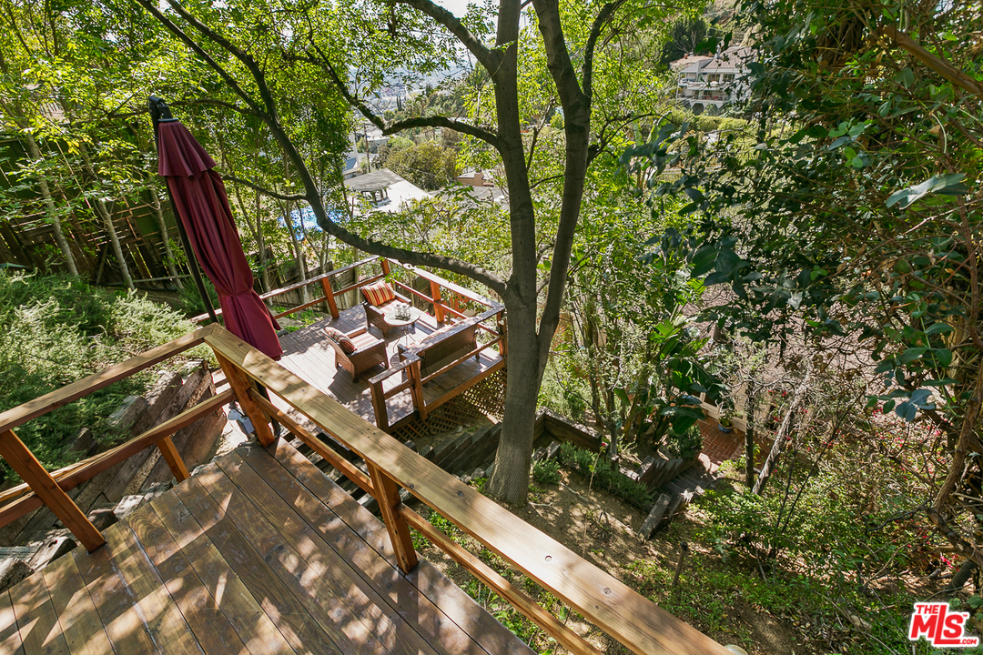 1600 Queens Road Los Angeles, CA 90069 - Photo 33 of 35 a backyard of a house with lots of green space