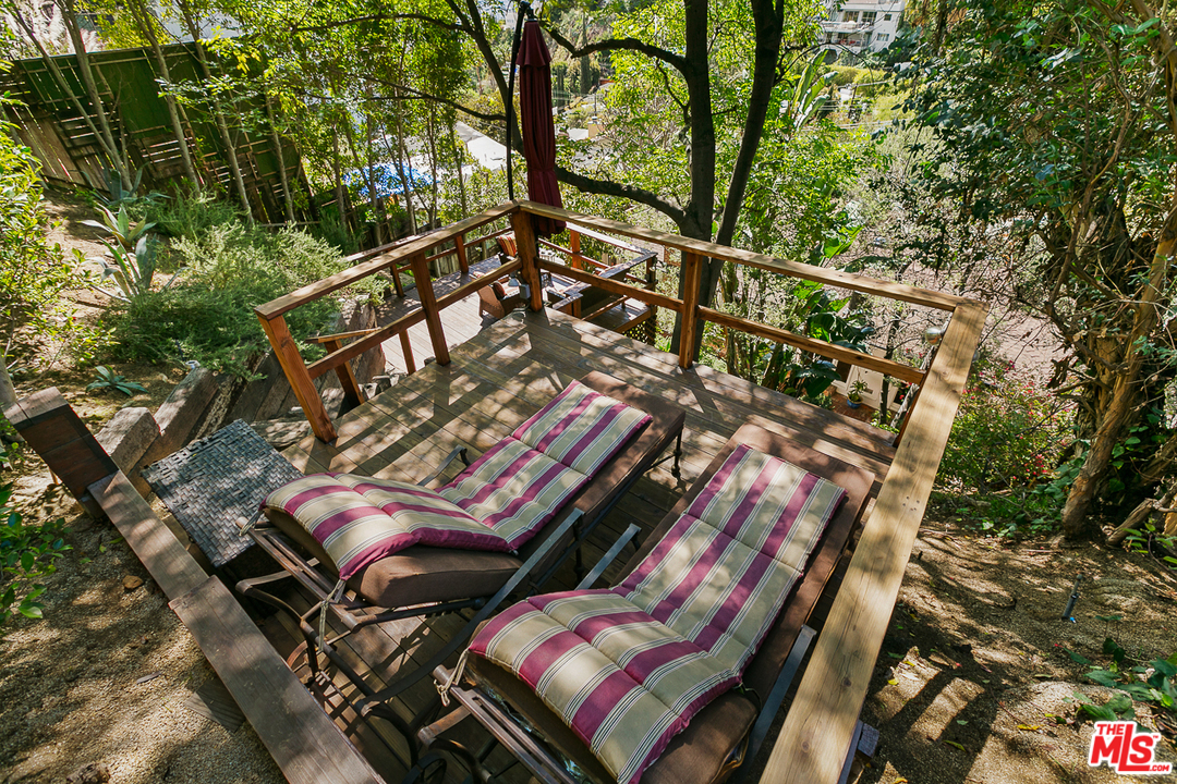 1600 Queens Road Los Angeles, CA 90069 - Photo 34 of 35 a view of a balcony with chairs