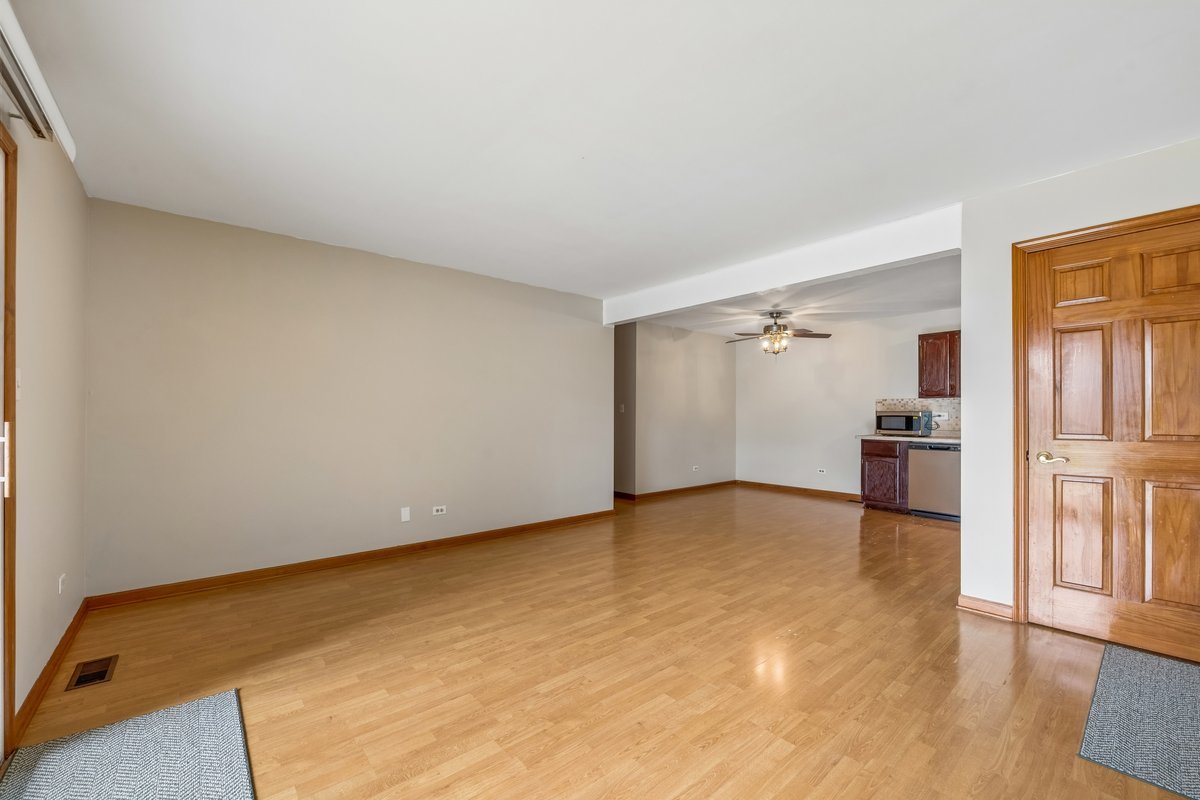 959 Golf Course Road, Unit 1 Crystal Lake, IL 60014 - Photo 4 of 29 Gallery Image 4
