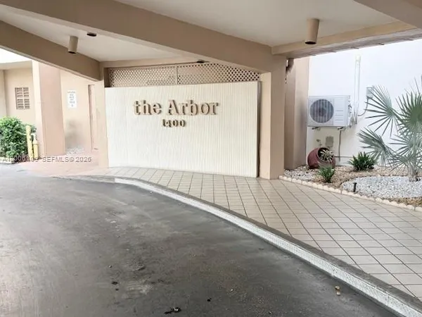 $1,850 | 1400 St Charles Place, Unit 314, Pembroke Pines, FL 33026