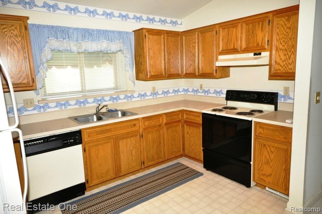 18751 Common Road Roseville, MI 48066 - Photo 8 of 28 Common%20Rd%20Cond00121.jpg