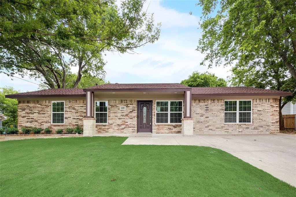 600 North 1st Street Midlothian, TX 76065 - Photo 1 of 21 front view of a house with a yard