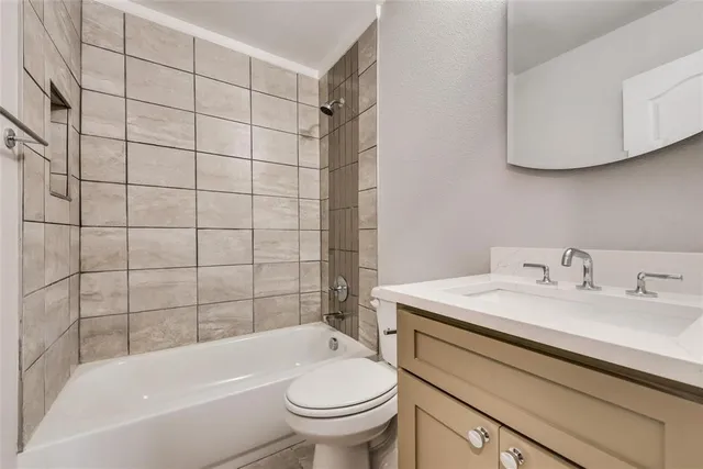 $2,150 | 600 North 1st Street, Midlothian, TX 76065