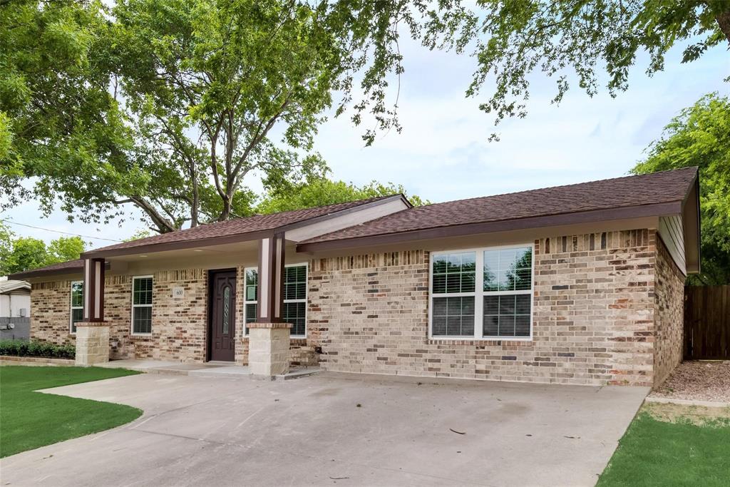 600 North 1st Street Midlothian, TX 76065 - Photo 2 of 21 front view of a house with a tree
