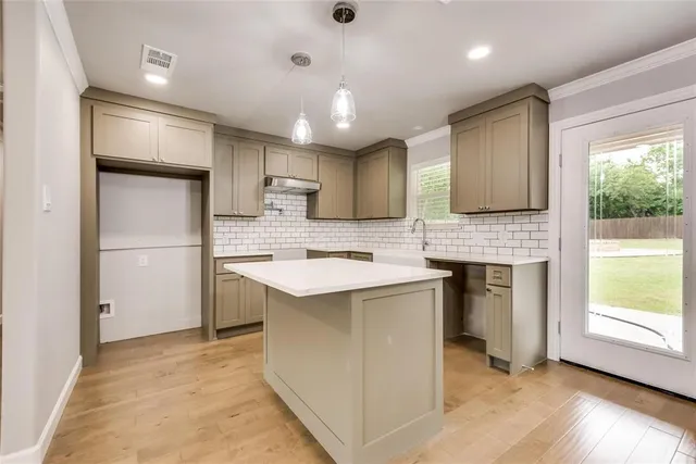 $2,150 | 600 North 1st Street, Midlothian, TX 76065