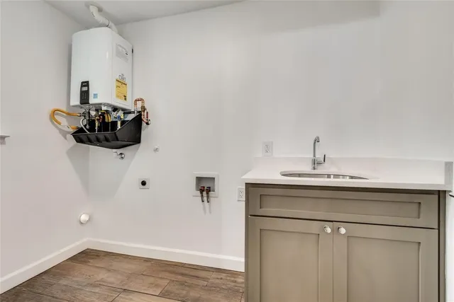 $2,150 | 600 North 1st Street, Midlothian, TX 76065