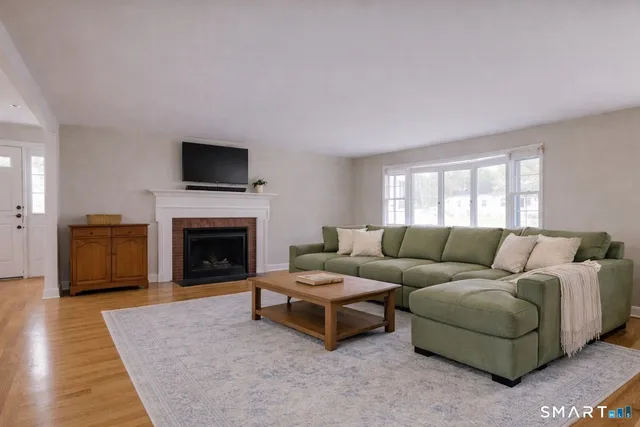 $438,000 | 10 Sunrise Terrace, Simsbury, CT 06089