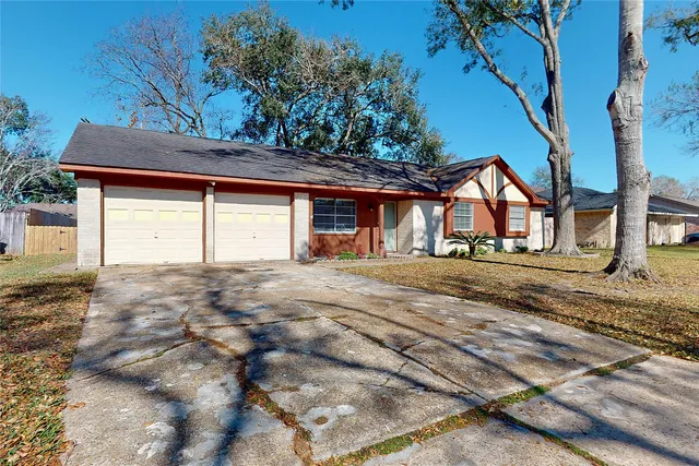 a view of yard with tree