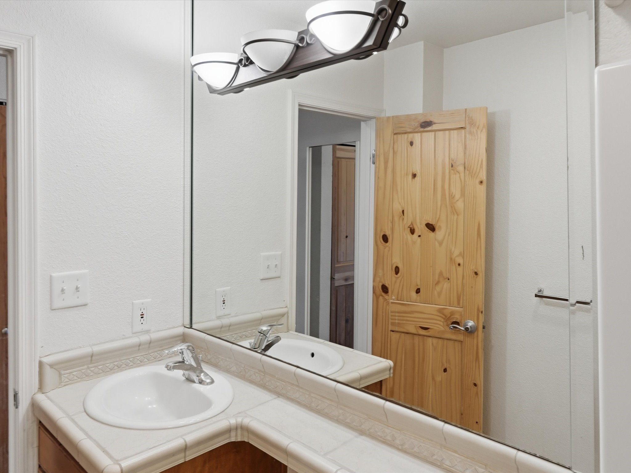 2210 Miguel Chavez Road, Unit 411 Santa Fe, NM 87505 - Photo 30 of 59 The second bathroom located upstairs