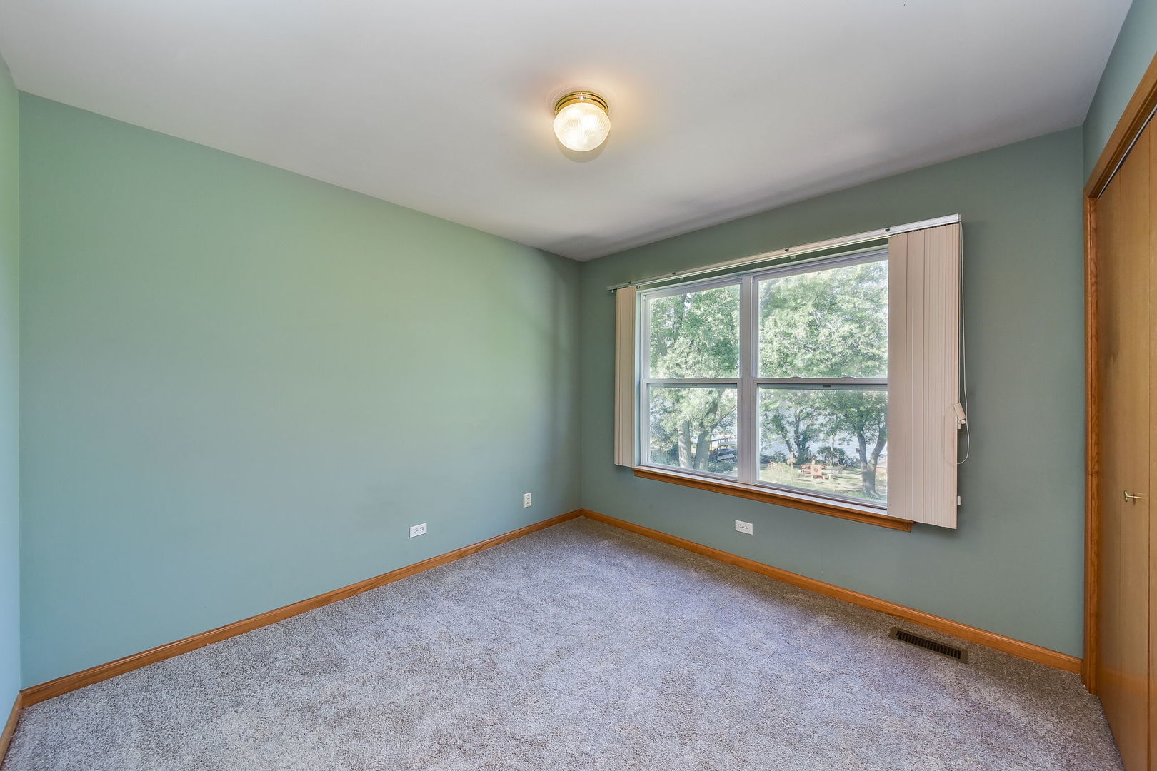 732 Robertson Road South Elgin, IL 60177 - Photo 13 of 37 an empty room with a window