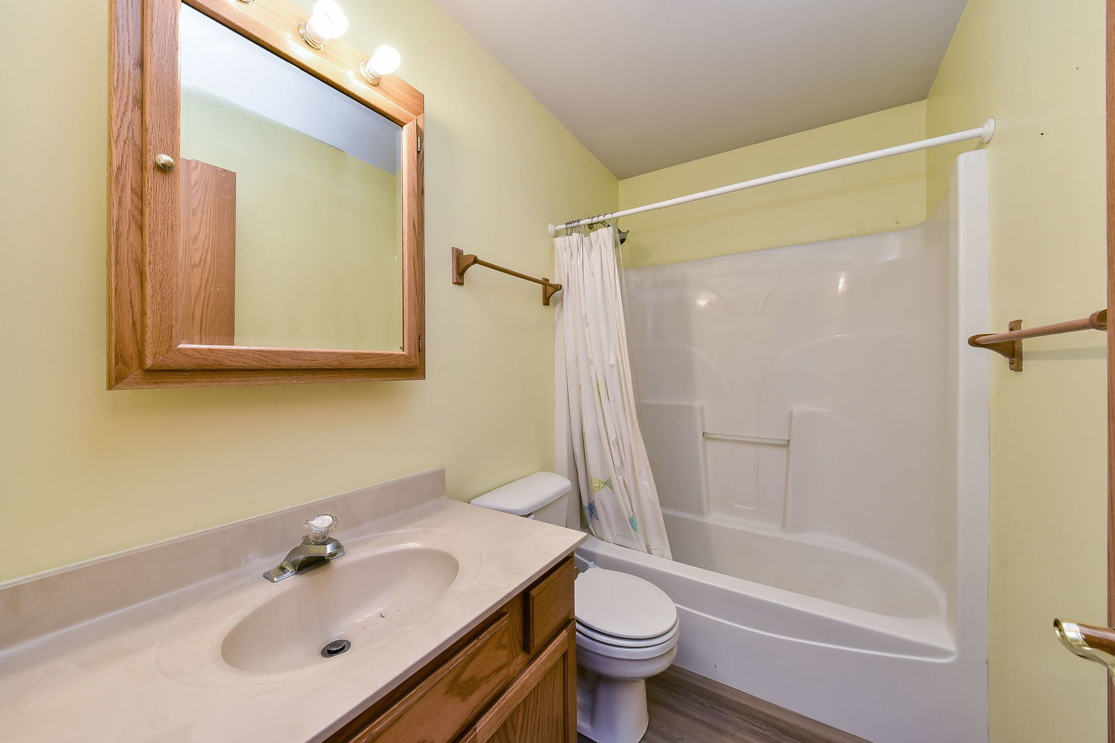 732 Robertson Road South Elgin, IL 60177 - Photo 16 of 37 a bathroom with a sink mirror toilet and bathtub