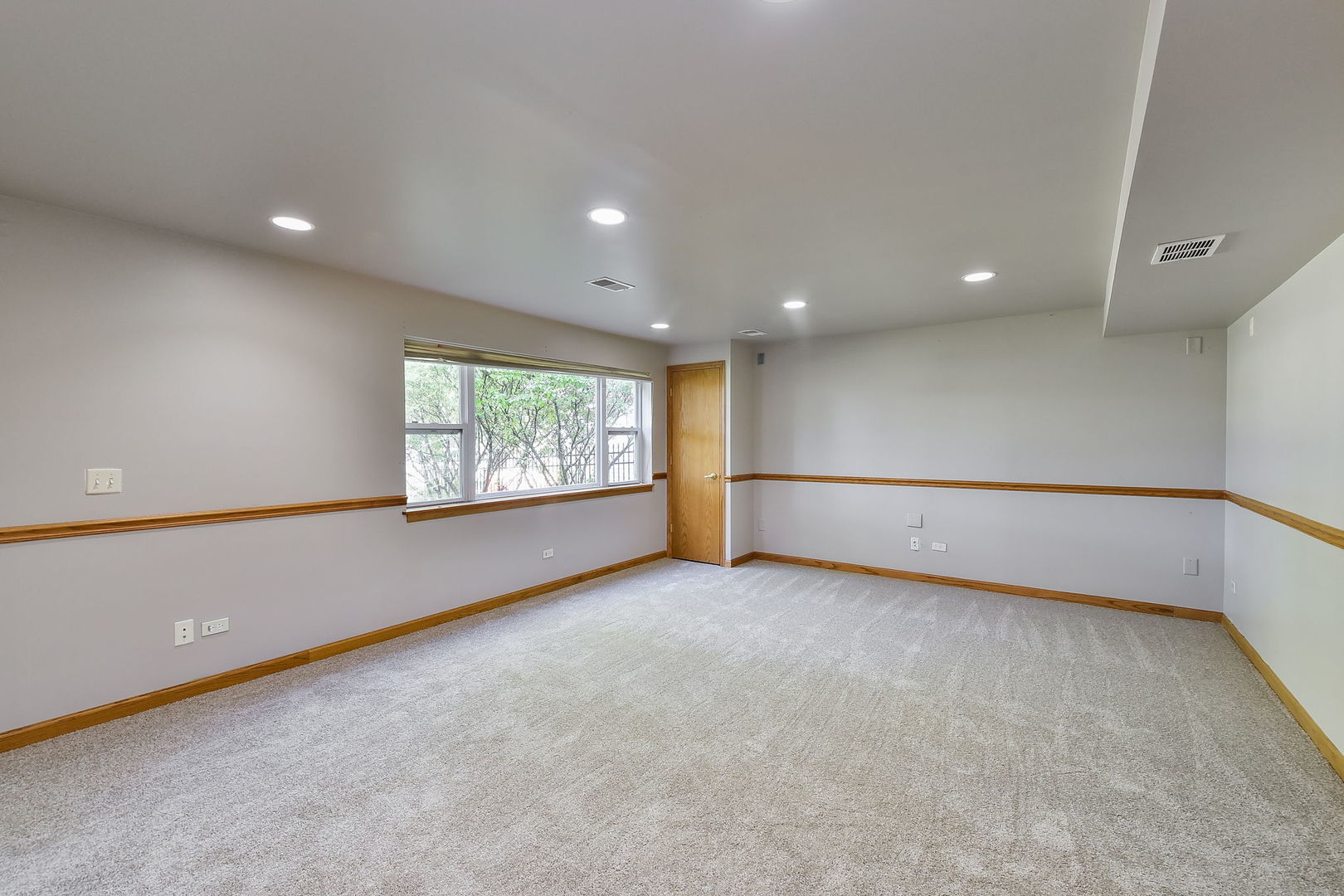 732 Robertson Road South Elgin, IL 60177 - Photo 17 of 37 an empty room with windows
