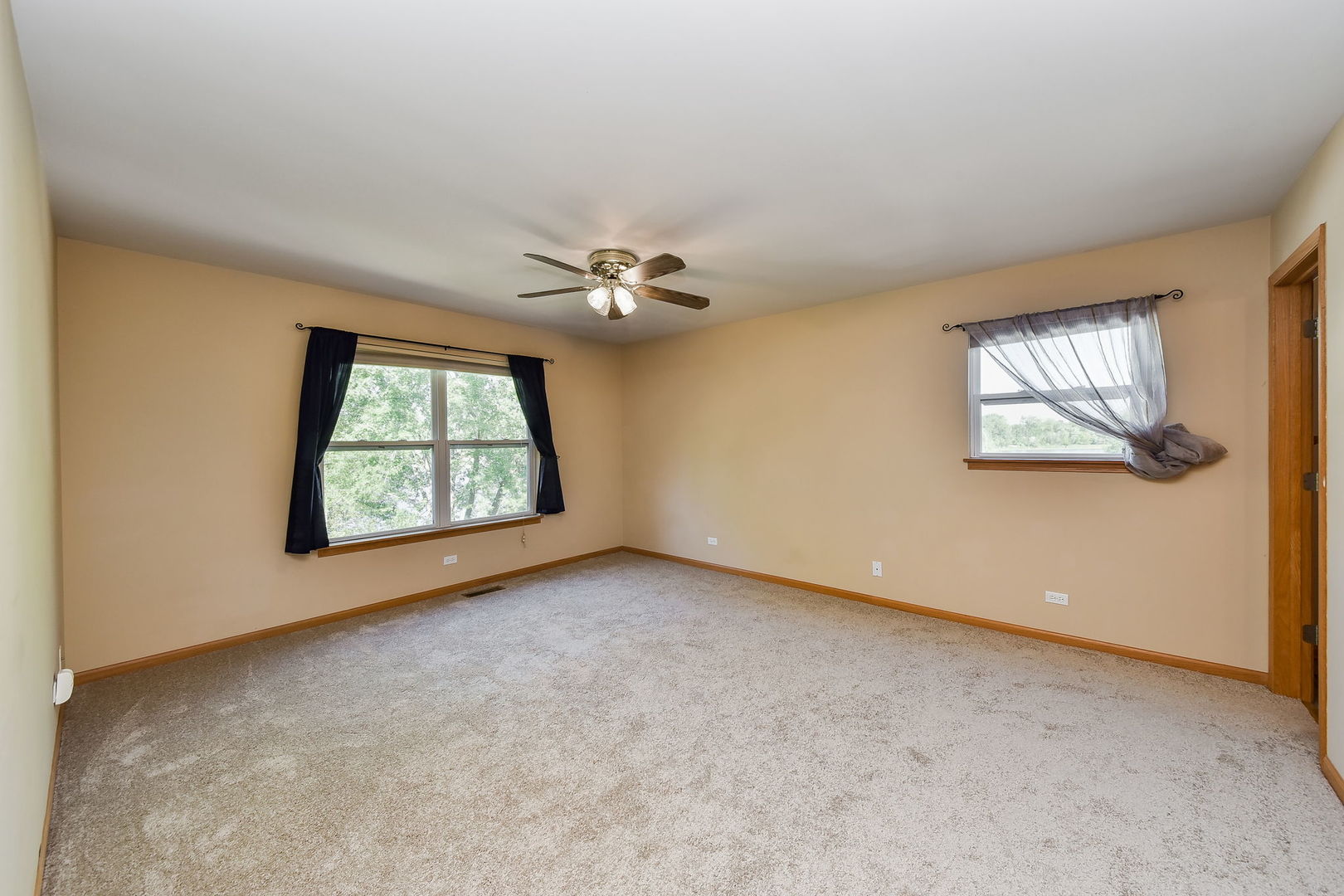 732 Robertson Road South Elgin, IL 60177 - Photo 10 of 37 an empty room with windows and fan