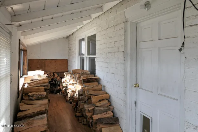 a view of entryway with livingroom