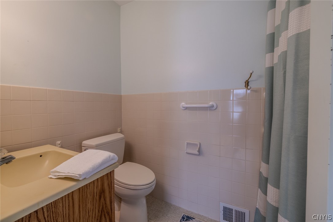 216 Hampton Road Syracuse, NY 13203 - Photo 26 of 40 Primary Upstairs Bath