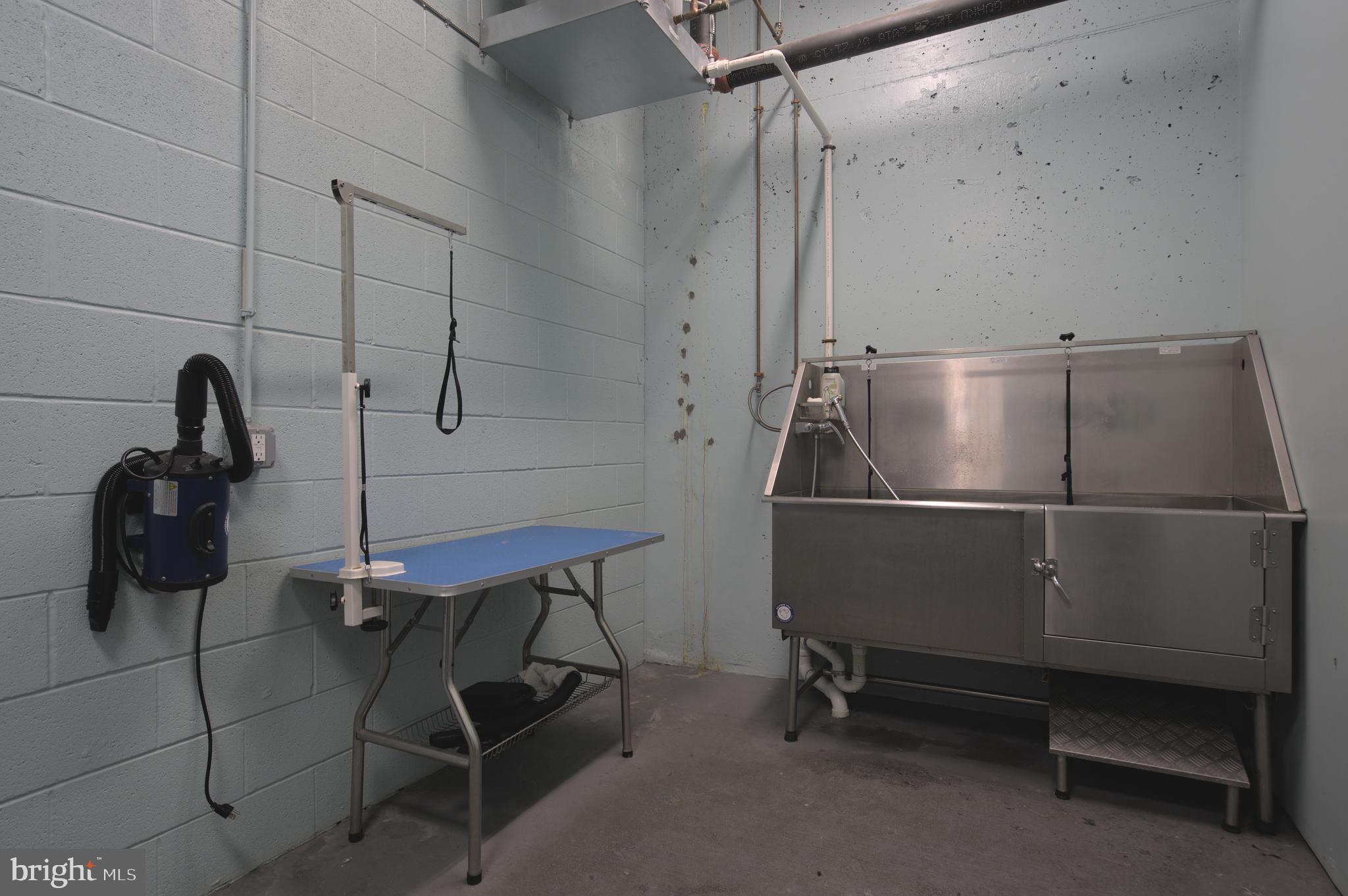 88 V Street Southwest, Unit 313 Washington, DC 20024 - Photo 33 of 38 a room with a table and chairs