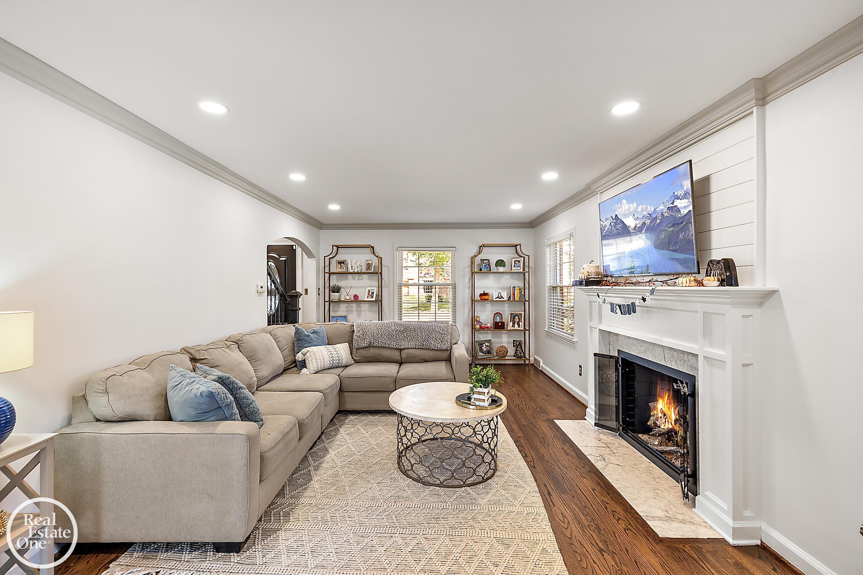 1183 Hawthorne Road Grosse Pointe, MI 48236 - Photo 9 of 48 50158747-6283770f-2dce-44eb-8364-db27c101ad42.JPG