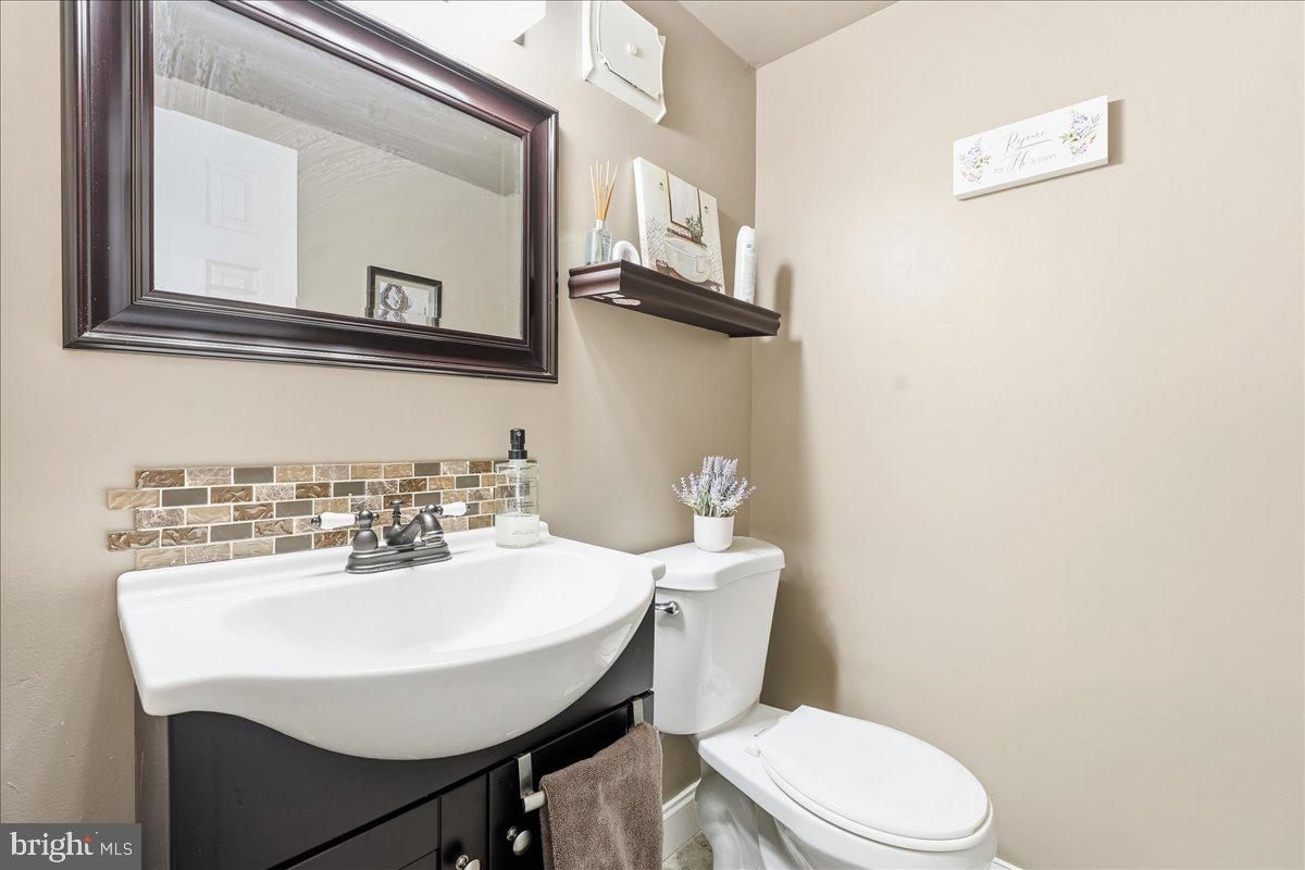 159 Henderson Place Hightstown, NJ 08520 - Photo 8 of 32 a bathroom with a toilet a sink and a mirror