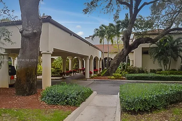 $2,200 | 9340 Lagoon Place, Unit 304, Davie, FL 33324