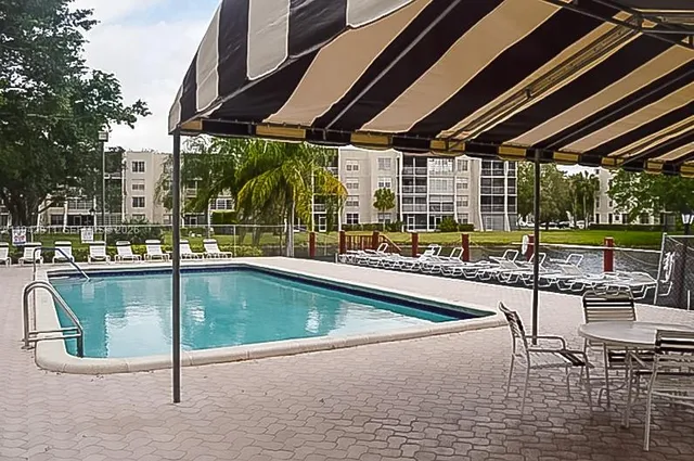 $2,200 | 9340 Lagoon Place, Unit 304, Davie, FL 33324