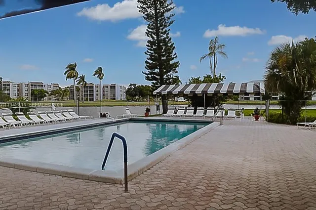 $2,200 | 9340 Lagoon Place, Unit 304, Davie, FL 33324