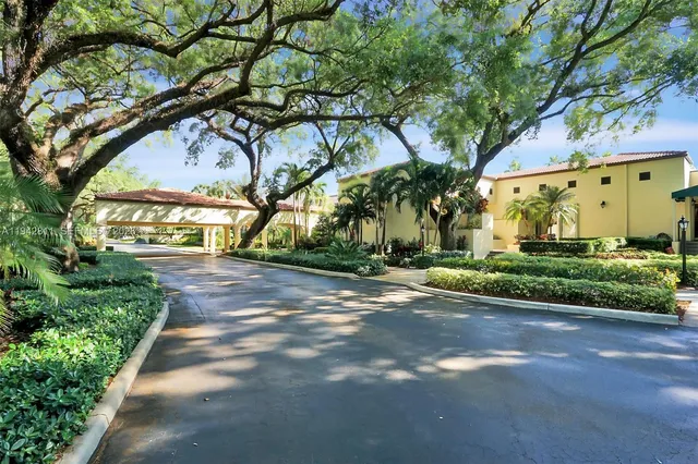 $2,200 | 9340 Lagoon Place, Unit 304, Davie, FL 33324