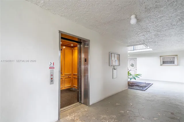 $2,200 | 9340 Lagoon Place, Unit 304, Davie, FL 33324