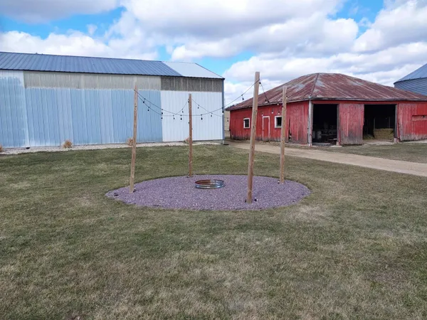 $639,900 | E10056 County C, North Freedom, WI 53951