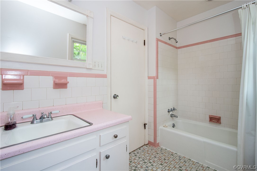 1305 Covington Road Colonial Heights, VA 23834 - Photo 31 of 34 a bathroom with a sink and a bathtub