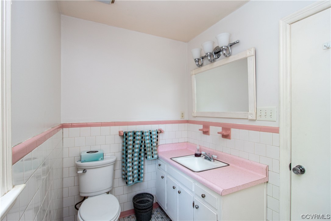 1305 Covington Road Colonial Heights, VA 23834 - Photo 32 of 34 a bathroom with a sink toilet and mirror