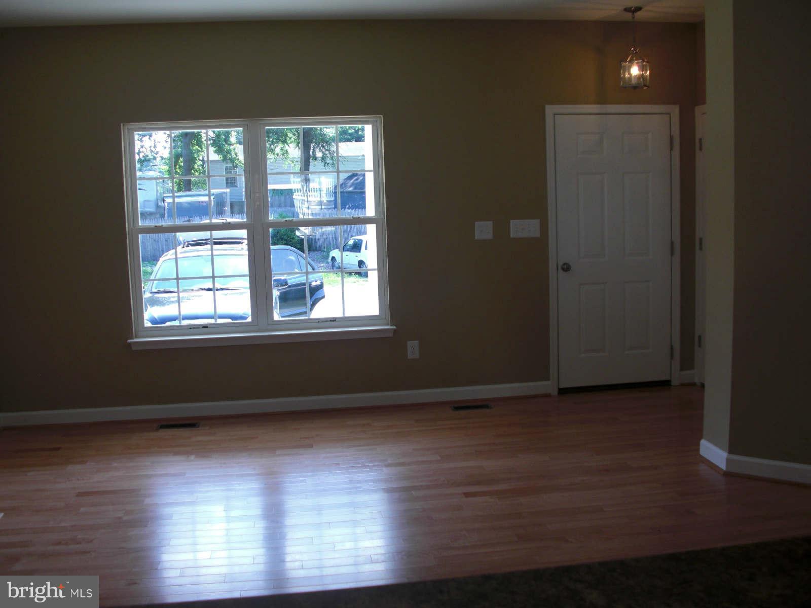 7790 East Shore Road Pasadena, MD 21122 - Photo 3 of 17 Living Room