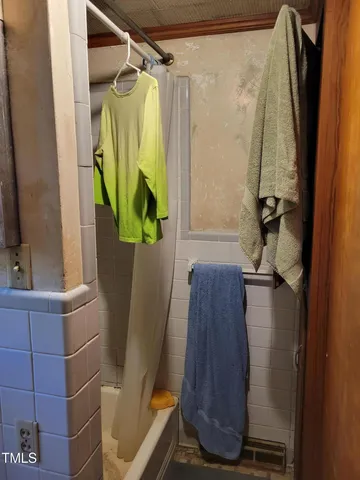 a very nice looking room with windows